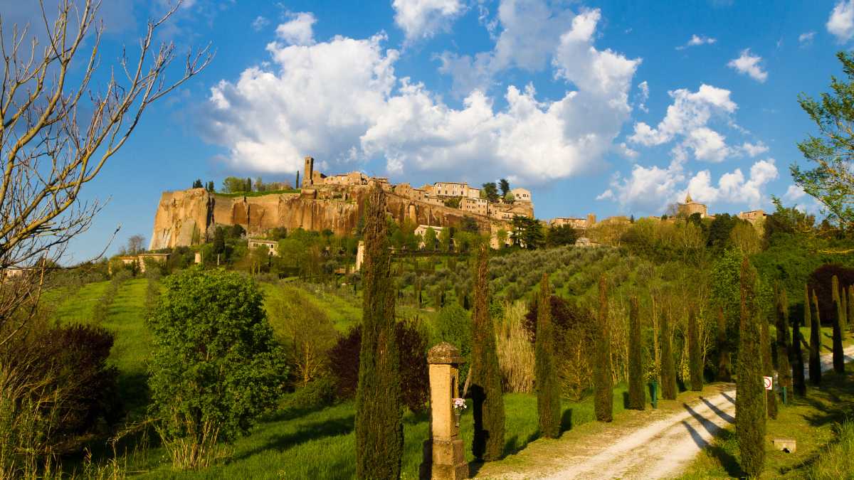 Come arrivare a Orvieto: voli low cost, traghetti, bus e noleggio auto 2026